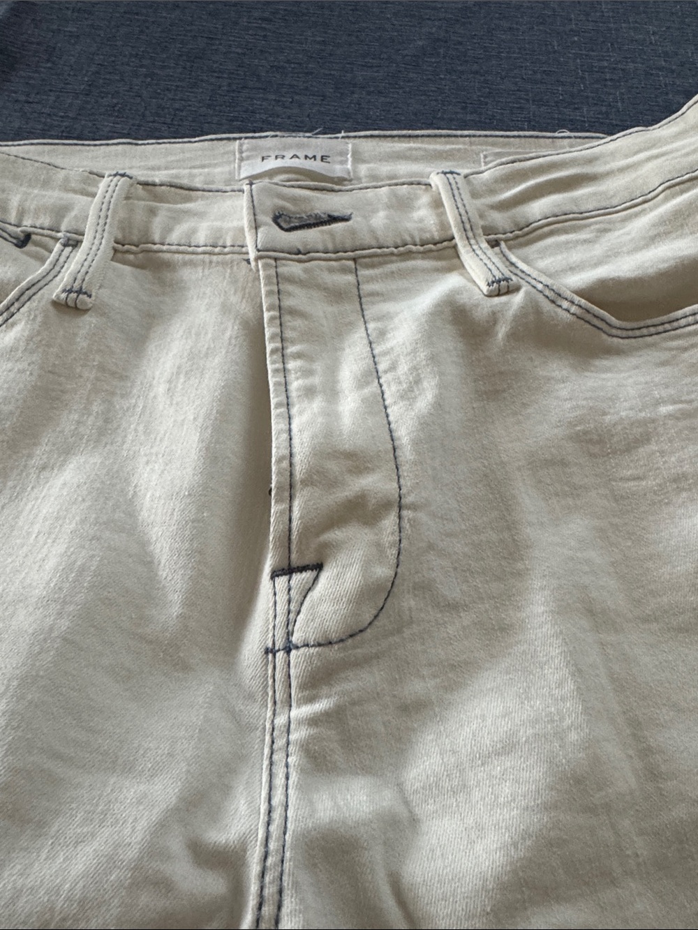 Frame Denim Women’s Straight Jeans in Off-White with Contrast Stitching - Picture 4 of 5